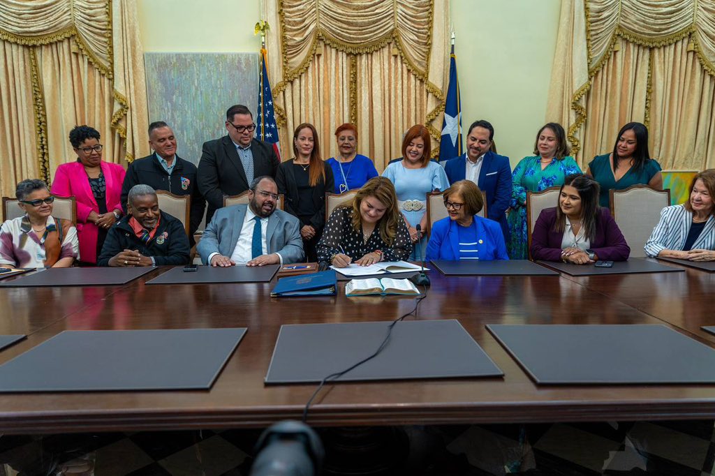 Hoy acompañé a la gobernadora <a href="/Jenniffer/">Jenniffer González</a> en la firma de la Ley 86-2025, una medida que reconoce la labor incansable de nuestros directores escolares y promueve la estabilidad en el sistema educativo público.

Como educadora, sé lo que representa este paso: otorgar permanencia a