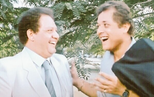 - شوف يا أبو صلاح ٠٠٠
مصر دي عبارة عن عربية كل رئيس ساقها بطريقته
عبدالناصر ساق العربية ناحية الشرق 
السادات ساق العربية ناحية الغرب
مبارك ركن العربية في الجراچ
= طب و السيسي ...؟!!!
- لأَّ ٠٠ ده باع العربية 🤣