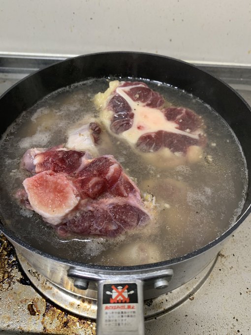 こないだ作った牛テールスープ
焼肉屋で出るやつとは段違いのコラーゲン濃度を誇り、啜ったが最後肌質が良くなりすぎて人相が変わるという 