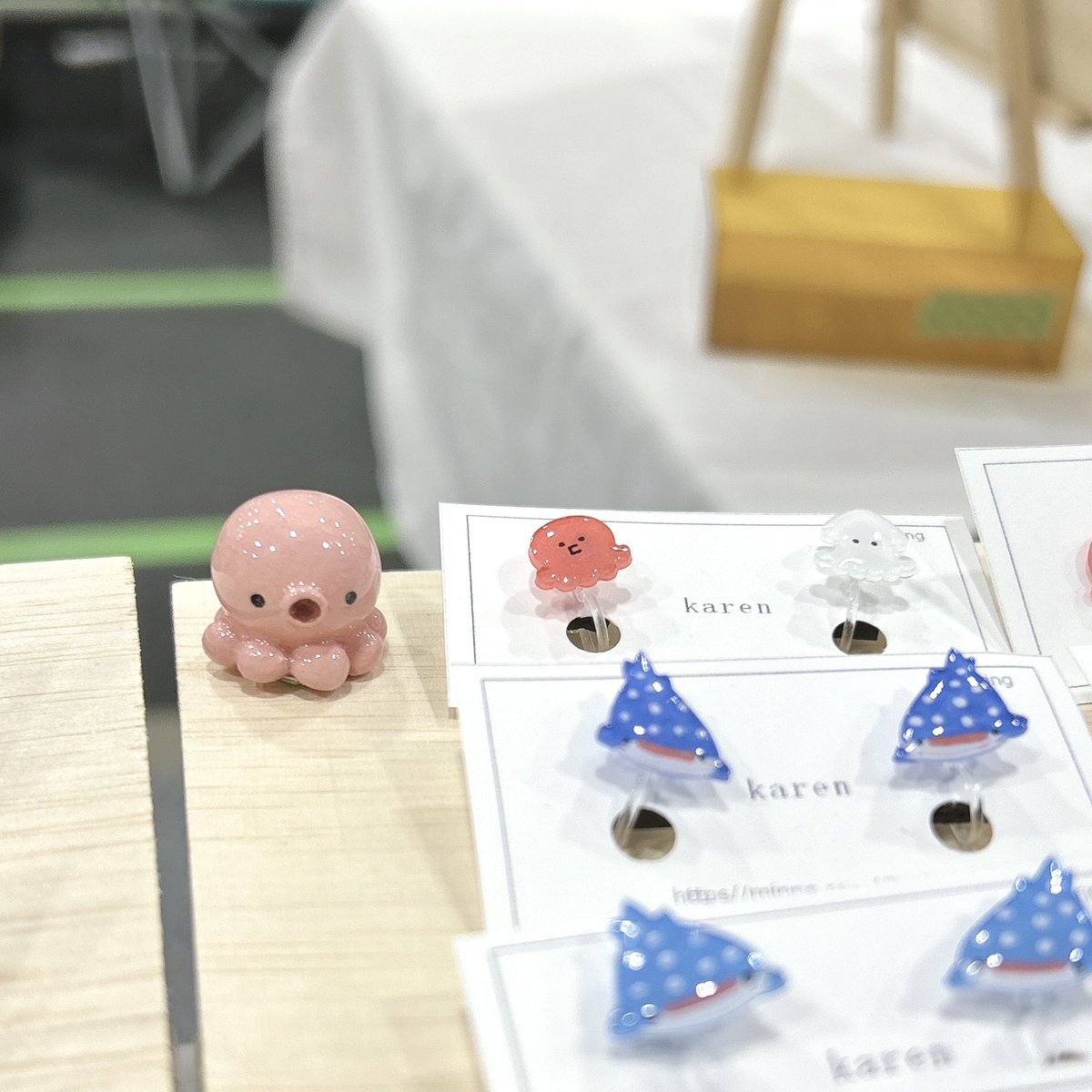 おはようございます！
クラフトマーケットです！！

ポップスタンドを導入してみまして、
クリームソーダが目印です✨

新作のシャカシャカキーホルダーや粘土の置き物がオススメです😆
みなさん遊びに来てくださいね☺️

A67で待ってま〜す！
 #クラフトマーケット  #クラマケ07
