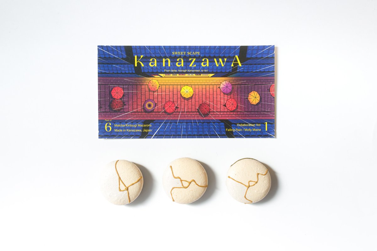 akimatsushita1's tweet photo. 『抹茶のマカロンサブレ KINTSUGI』
が2025年8月1日、金沢に爆誕しました。

デザインはイギリス人イラストレーターのMolly Maine氏。実はこれ、ただのパッケージではなく、ポストカードになってるんです。
金沢駅構内の「je prends ça あんと店」でお買い求めいただけますので、金沢土産にぜひ！ https://t.co/XTffmTAL0F