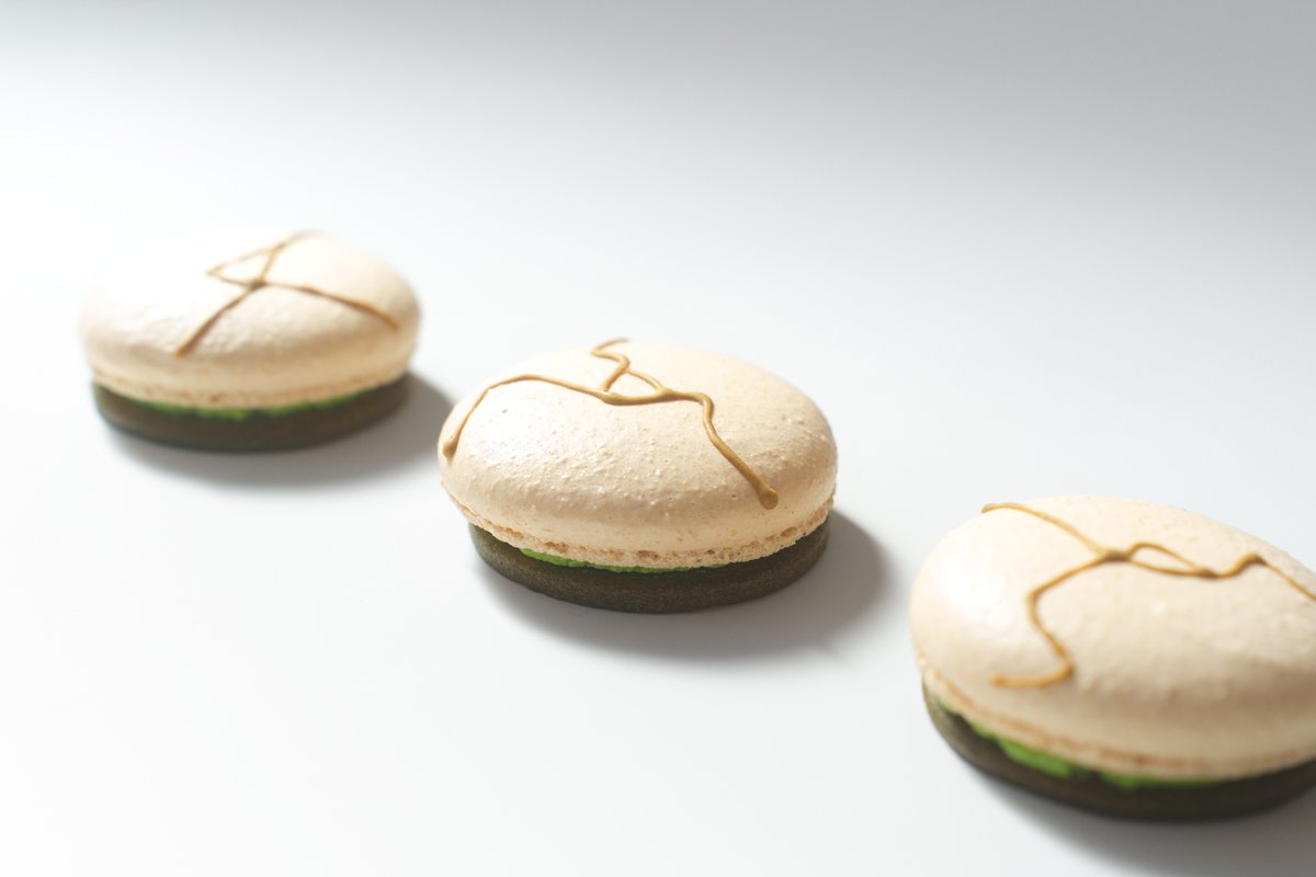 akimatsushita1's tweet photo. 『抹茶のマカロンサブレ KINTSUGI』
が2025年8月1日、金沢に爆誕しました。

デザインはイギリス人イラストレーターのMolly Maine氏。実はこれ、ただのパッケージではなく、ポストカードになってるんです。
金沢駅構内の「je prends ça あんと店」でお買い求めいただけますので、金沢土産にぜひ！ https://t.co/XTffmTAL0F