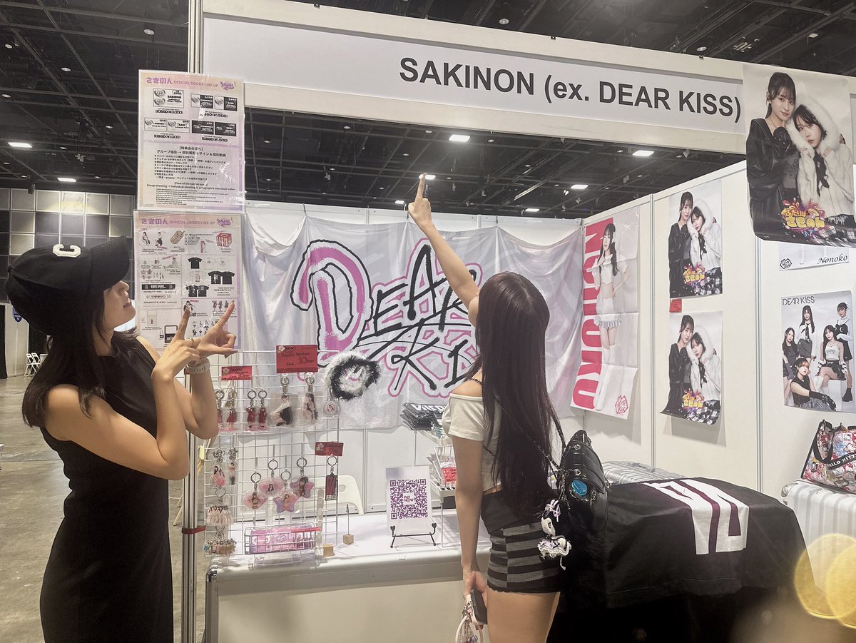 _DEARKISS's tweet photo. 【8/2(sat.)#AFACSFSG25 #Singapore】

SAKINON(ex.#DEARKISS)Schedule!
﹒˖˚﹕˚₊‧꒰১🤍໒꒱ 👭 ꒰১🖤໒꒱‧₊˚﹕˚˖﹒

「AFA Creators Super Fest Singapore 2025」
#AFACSF［@animefestasia ］
@ Suntec Singapore Convention & Exhibition Centre

🎤1:50〜 ライブ@ SUPER AKIBA STAGE
🎪2:05〜 特典会/グッズ販売［B35 ］
🍽️8:00〜@さきのんディナー会

2日間楽しみましょう🇸🇬👭 
Let's enjoy the AFACSFSG25🪽