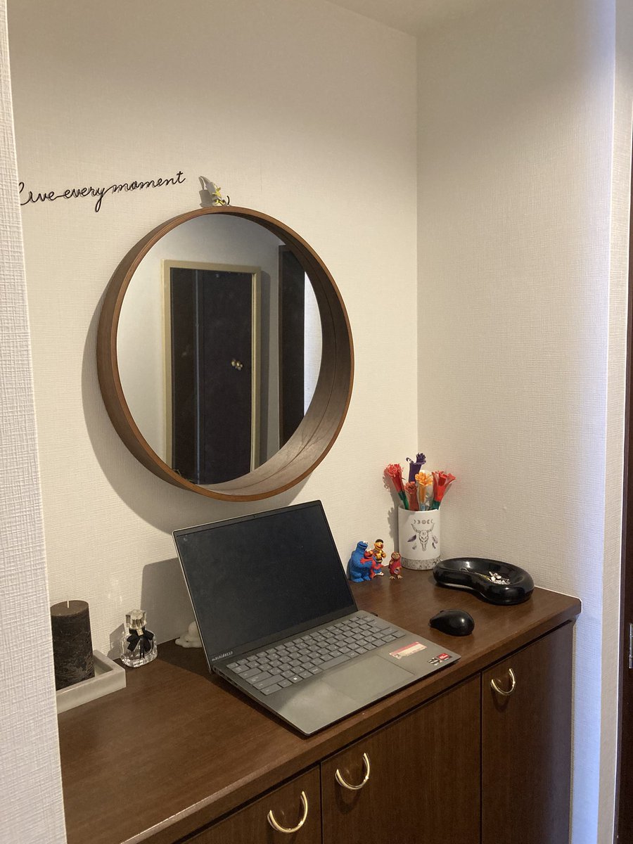 家の玄関で立ちながら仕事すると高さがちょうどフィットします！　玄関にずっといるので、子供に不審者扱いされている最中です。