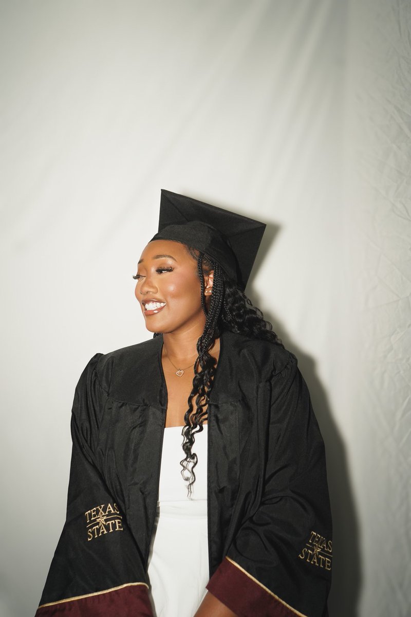 holyhoe333's tweet image. my future so bright it’s blinding me 📸🌟👩🏽‍🎓 #co25 #psychedforthisnextchapter