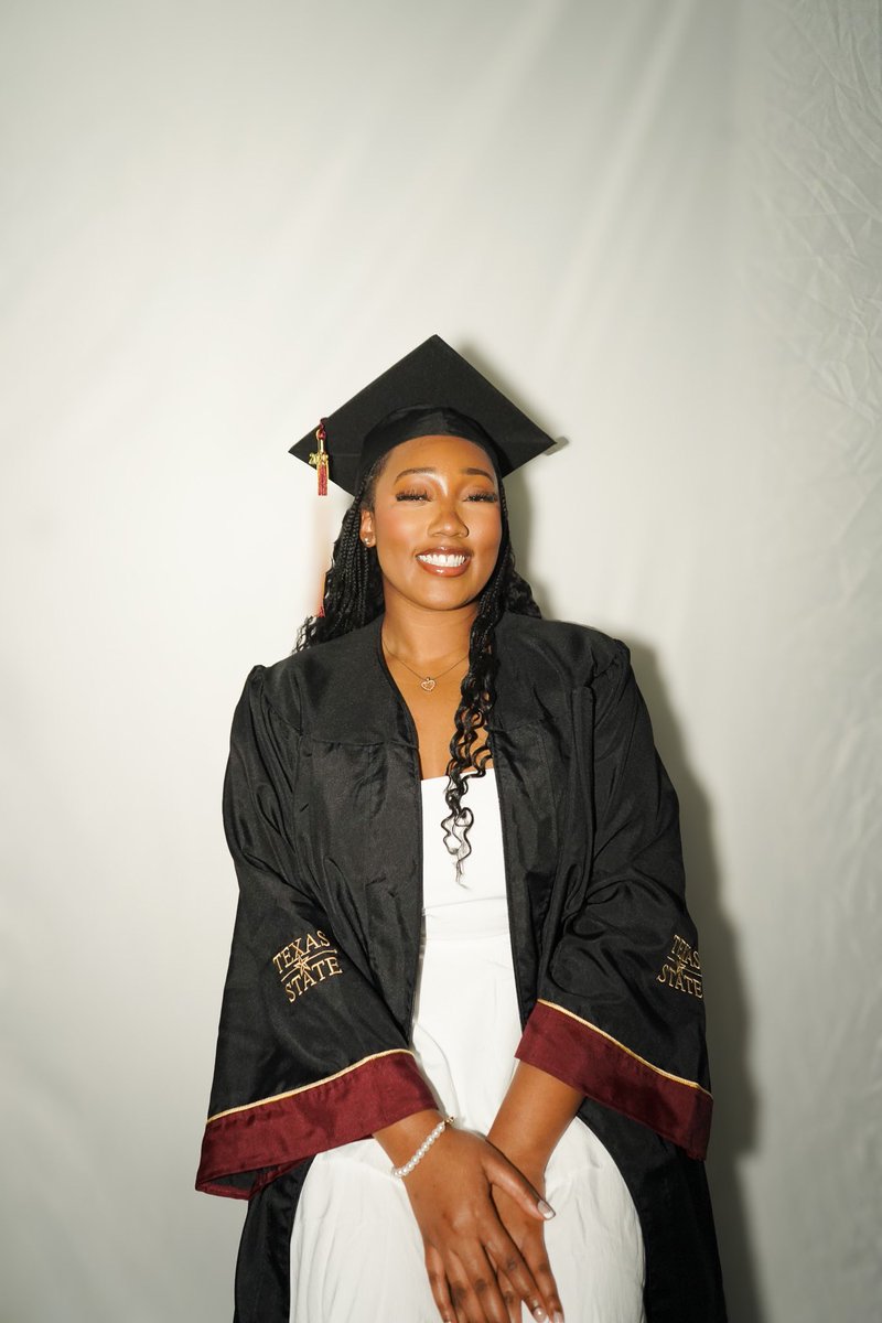 holyhoe333's tweet image. my future so bright it’s blinding me 📸🌟👩🏽‍🎓 #co25 #psychedforthisnextchapter