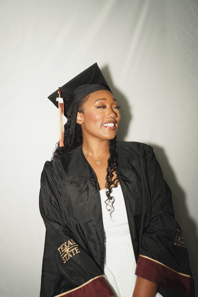 holyhoe333's tweet image. my future so bright it’s blinding me 📸🌟👩🏽‍🎓 #co25 #psychedforthisnextchapter