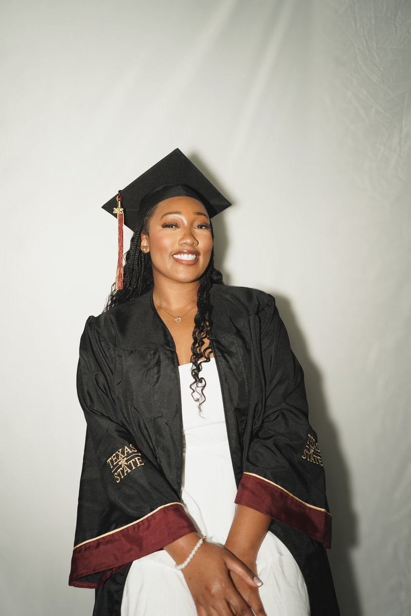 holyhoe333's tweet image. my future so bright it’s blinding me 📸🌟👩🏽‍🎓 #co25 #psychedforthisnextchapter