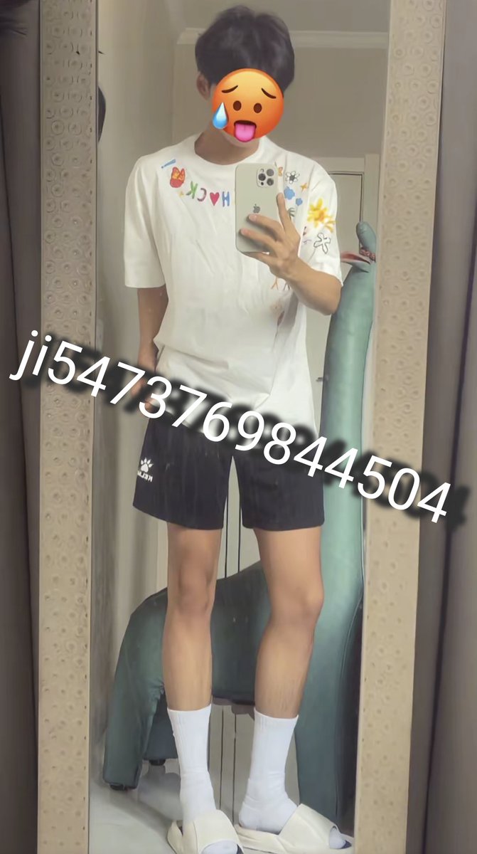 操你妈的骚狗，老子要他妈去训练了，喜欢老子他妈的训练完之后脱下来的白袜吗？操你妈的，你们这群贱蛆只配当老子的鞋垫，在老子的鞋子里被踩成肉泥，操你妈，闻一口老子的臭鞋他妈狗脑子都暴毙了是吧？操你妈，一辈子他妈被你爹踩在脚下的命 #直男 #白袜体育生 #ATM机 #无脑贱狗 #直男崇拜