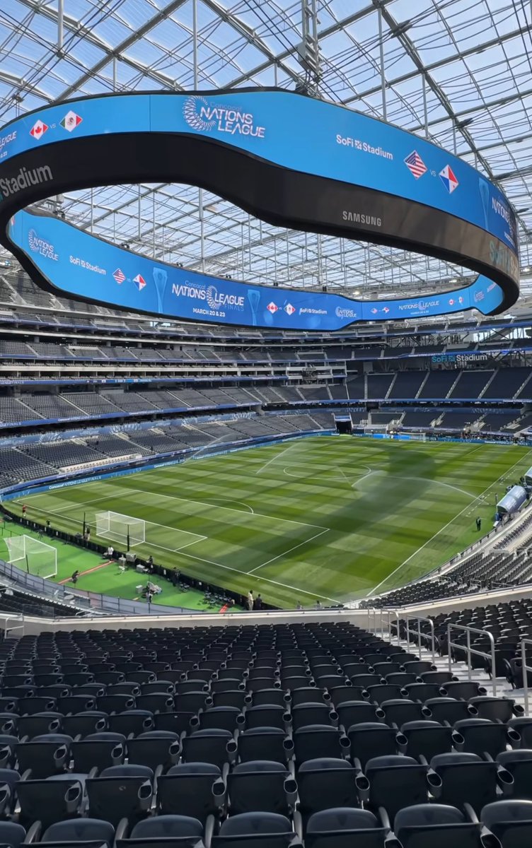 robertojosehr's tweet photo. 3. Césped “sod on plastic”
Césped cultivado sobre plástico, completamente desarrollado, que se coloca como una alfombra.
Se puede usar inmediatamente.

Cómo lo hicieron en el SoFi Stadium en USA para la Final Four 2025:
Se instaló “sod on plastic”

Esta opción es la más compleja. https://t.co/1TPx82PdqT