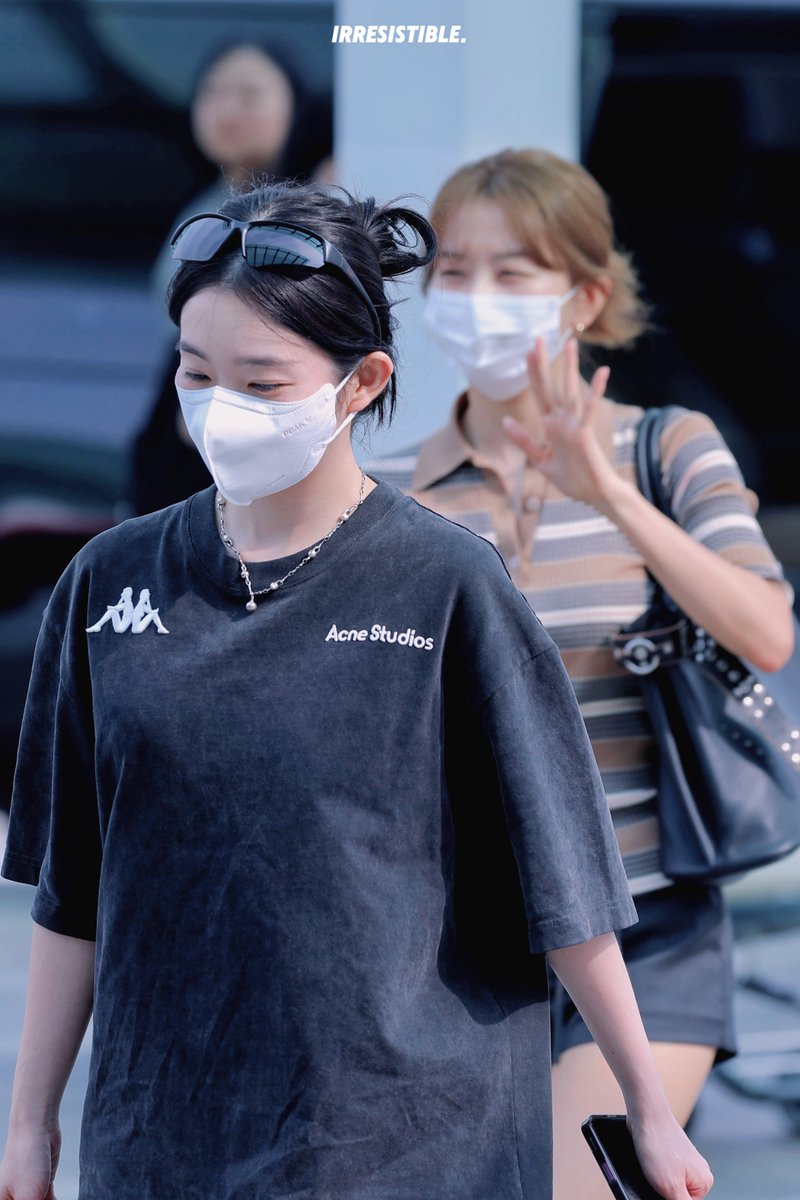 IRRESISTIBLE_IS's tweet photo. 250802 Departure🛫

#IRENE #SEULGI 
#아이린 #슬기 https://t.co/4cSp7ytBRV