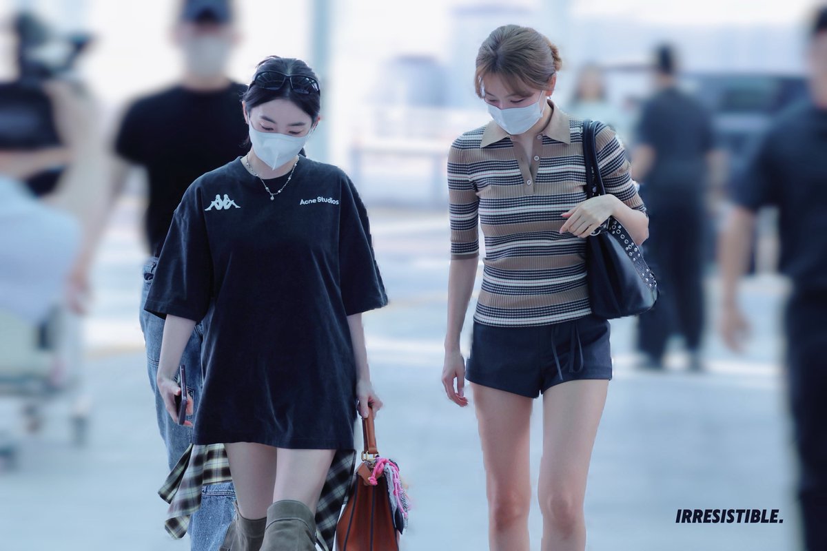 IRRESISTIBLE_IS's tweet photo. 250802 Departure🛫

#IRENE #SEULGI 
#아이린 #슬기 https://t.co/4cSp7ytBRV