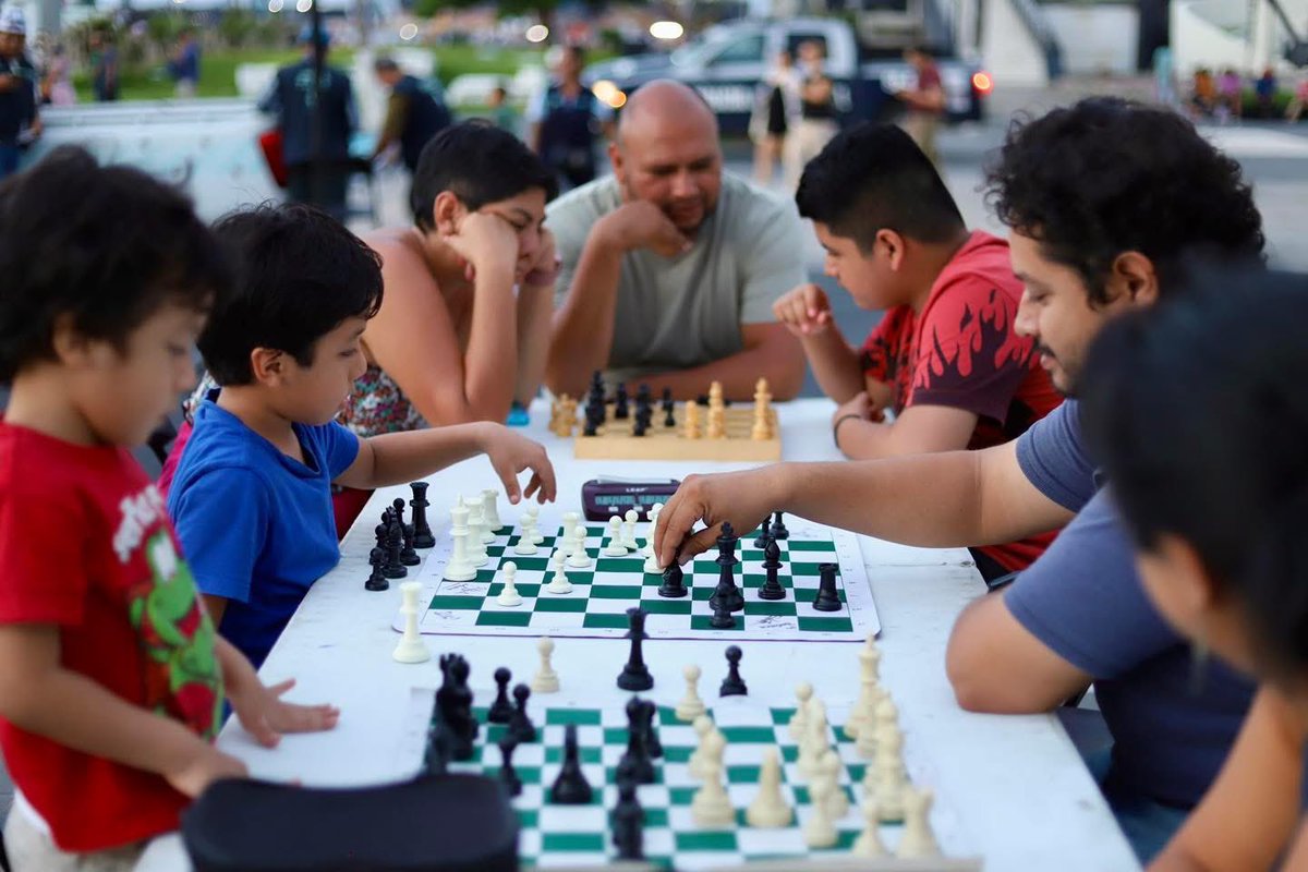 DisfrutaVer's tweet photo. ¡Así disfrutamos la Tarde de Ajedrez en el Puerto!♟️✨
#VolverteAVer #DisfrutaVeracruz #PuertoDeVeracruz https://t.co/mZifz4JIa6