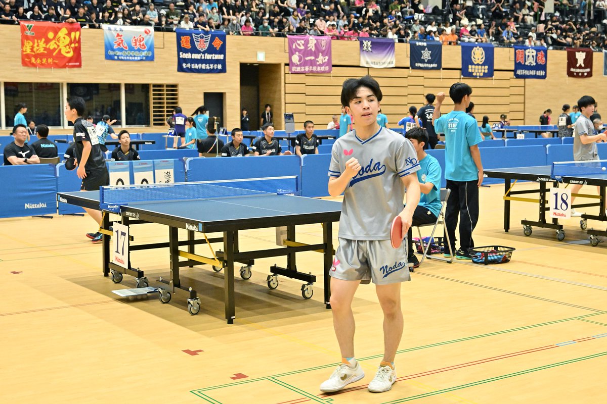 takurepo's tweet photo. #下関インターハイ 

▼男子学校対抗準決勝
野田学園　3-0　遊学館
○岩井田駿斗　3(3,-4,6,5)1　小林碧斗
○木村友哉　3(8,9,-5,-9,7)2　馬渕煌世
○岩井田駿斗／中野琥珀　3(6,-10,8,-9,7)2　馬渕煌世／小野拓真
　中野琥珀　-　柴田蒼馬
　島田翼　-　小野拓真

地元で悲願の初優勝を目指す野田学園が遊学館にストレート勝利で決勝進出。各試合とも競り合いましたが、勝負どころでチームカラーのアグレッシブな攻めを貫き、勝ち切りました。

この結果により、男子学校対抗決勝は、育英対野田学園のカードになりました。

#卓球レポート #卓球