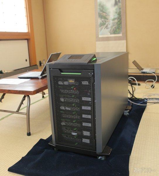 KB_denkou's tweet photo. なんかわかるな〜と思いつつ、
コンピュータ将棋の時に似たことしてなかったっ？
けとググり、畳の上に鎮座する、富士通の6連ブレードサーバーの勇姿！

で、既にコイツよりgpuの方が強い罠！ https://t.co/sBA5cDT6Vc