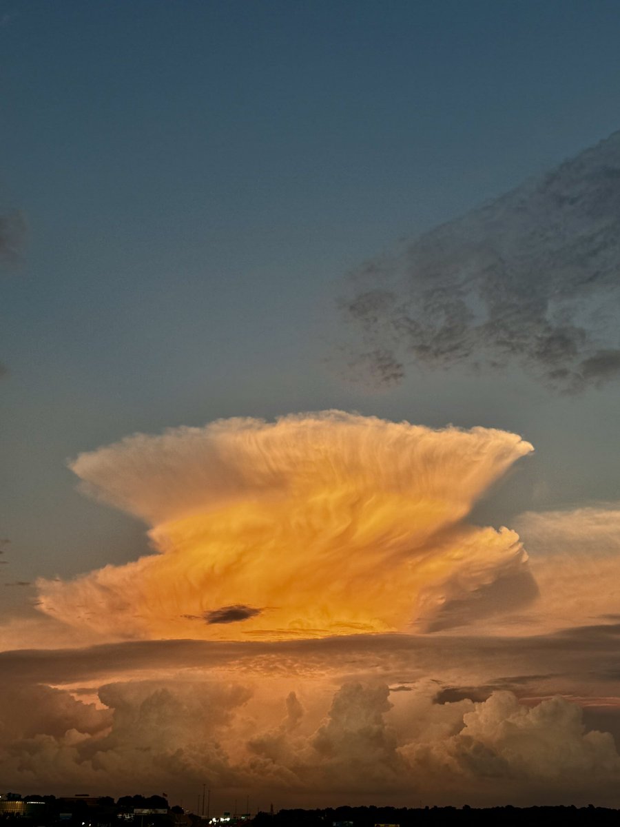 cbs11doug's tweet photo. Impressive storm just sitting east of Dallas. Topping out at 50,000 feet. #Firstalertdfw @CBSNewsTexas https://t.co/zJU6GqfoeQ