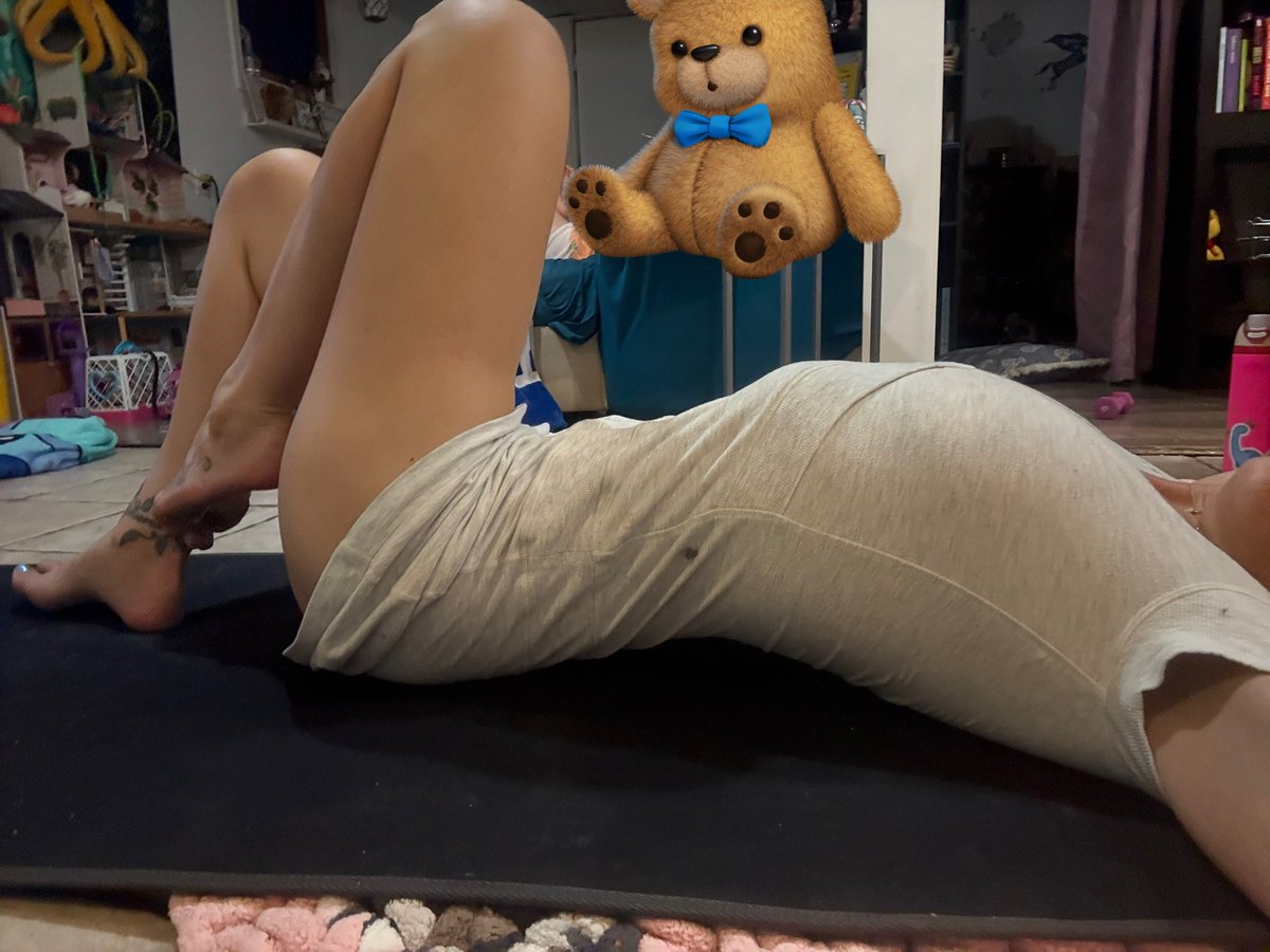 foxy_baking's tweet photo. Workout 3 was short not sure if I’ll do another one in a little while if I can’t sleep. 
The 140’s got me yet again and I fucking hate it 
#FatAssFridays #stonerchicks #iwillbetiny #feelingchubby #lululemon #moothunt https://t.co/CQDa7tTxEk