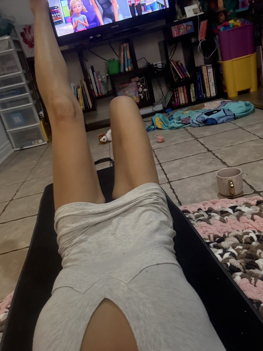 foxy_baking's tweet photo. Workout 3 was short not sure if I’ll do another one in a little while if I can’t sleep. 
The 140’s got me yet again and I fucking hate it 
#FatAssFridays #stonerchicks #iwillbetiny #feelingchubby #lululemon #moothunt https://t.co/CQDa7tTxEk