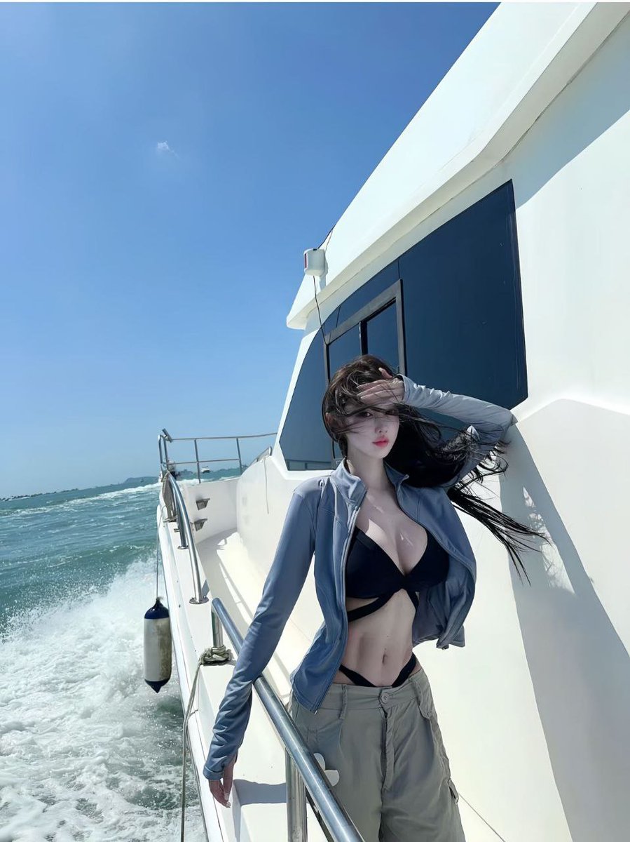 cuvborep's tweet photo. #东莞🌹 𝟭𝟳𝟭𝗘
・🏰 0.7腰臀比构筑的巴洛克美学建筑
・🦢 天鹅绒肌肤自带高定秀场追光
・🎭 法餐席间突然飙出的莎士比亚选段

🖤 危险甜心档案
香奈儿外套下的维密暗码
切牛排时刀尖划出的经济学模型
凌晨三点的护肤程序比国会法案严谨

我的脊椎曲线
是你们金融街所有
黄金分割率的母版" https://t.co/aRdn9CcouQ