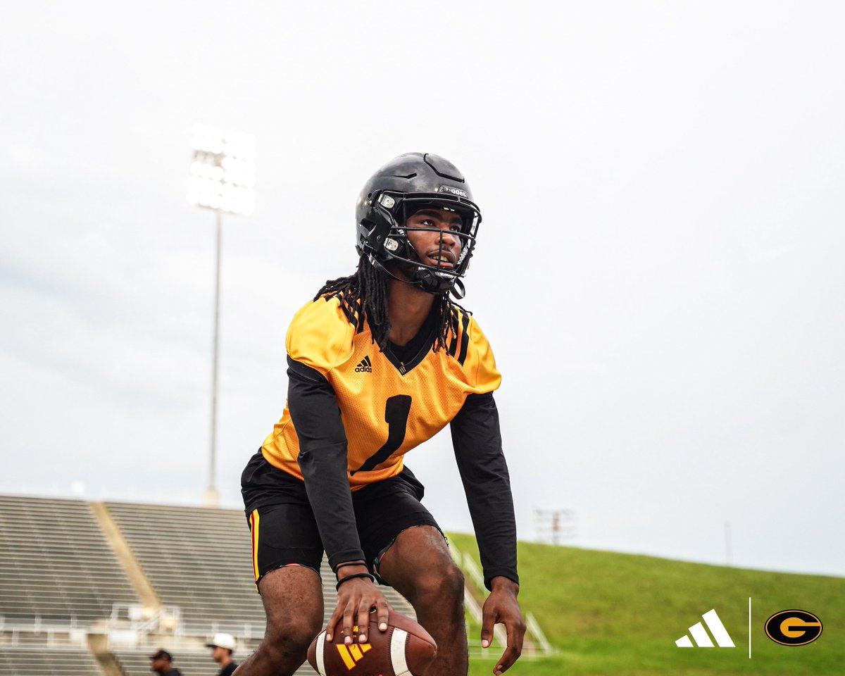 GSUFootball01's tweet photo. 𝐐𝐁𝐬 𝐠𝐞𝐭𝐭𝐢𝐧𝐠 𝐰𝐨𝐫𝐤 𝐮𝐧𝐝𝐞𝐫 𝐭𝐡𝐞 𝐅𝐫𝐢𝐝𝐚𝐲 𝐍𝐢𝐠𝐡𝐭 𝐋𝐢𝐠𝐡𝐭𝐬💯

#GramFam | #ThisIsTheG🐯 https://t.co/2c9EI2t0P3
