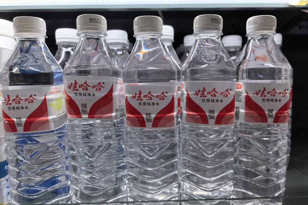 ChinaDaily's tweet photo. The Hong Kong High Court has frozen a bank account containing $1.8 billion amid a legal battle over the inheritance of the #ZongQinghou, late founder of #China's leading beverage giant Hangzhou #Wahaha Group. https://t.co/V2J1opBLbD https://t.co/5zckbvmhlr