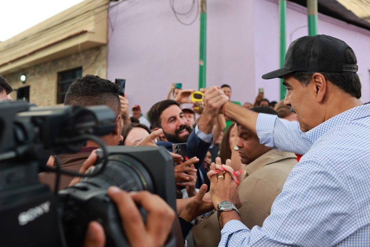 Shaking the hand of PRESIDENT MADURO! VIVA BOLIVAR, CHAVEZ Y MADURO! VIVA VENEZUELA! 🇻🇪