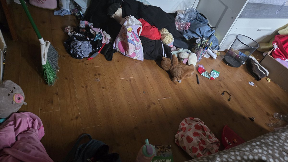 c_znrr's tweet image. im anxiously happy to have my room clean this is after 1-2hrs of cleaning every day for the past week and I really want to keep going so I can have a nice space to be and enjoy and I can have a good time in my room again (happy) this is the cleanest it's been ever im so hyped