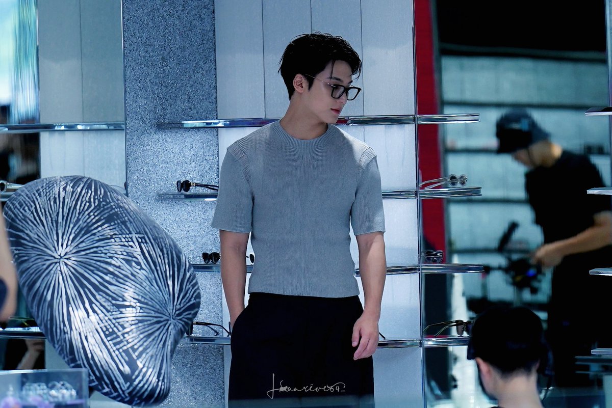 lunreve64_1996's tweet photo. 250801 Gentle Monster in Singapore 

Like a model💟

#MingyuXGentleMonster 
#민규 #세븐틴 #MINGYU #SEVENTEEN https://t.co/43i0cPGwXg