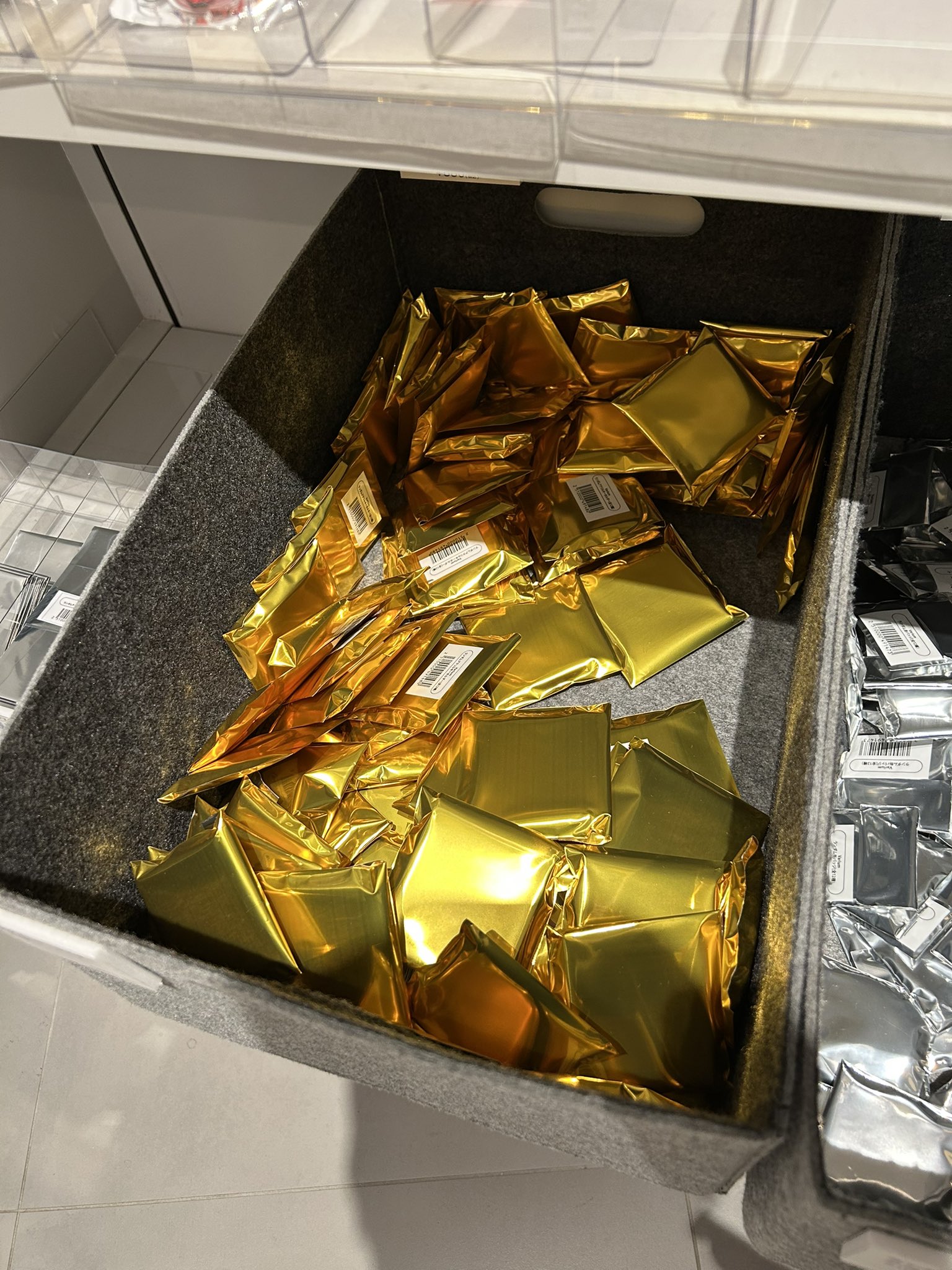 IZ*ONE トートバッグ,缶バッジ,キーホルダー,写真他　全11点 IZ*ONE トートバッグ,缶バッジ,キーホルダー,写真他 全11点