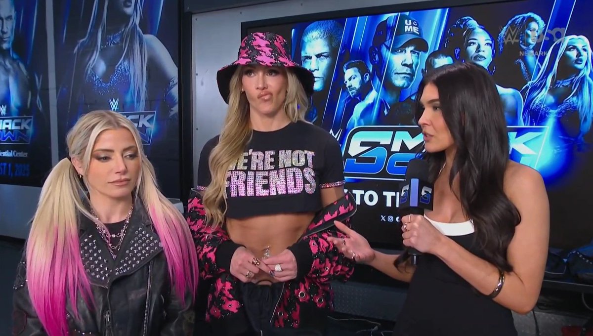 dqrkholds's tweet image. Charlotte and Alexa's facial expressions got me rolling 😭 (except the smiles 🥰) #SmackDown