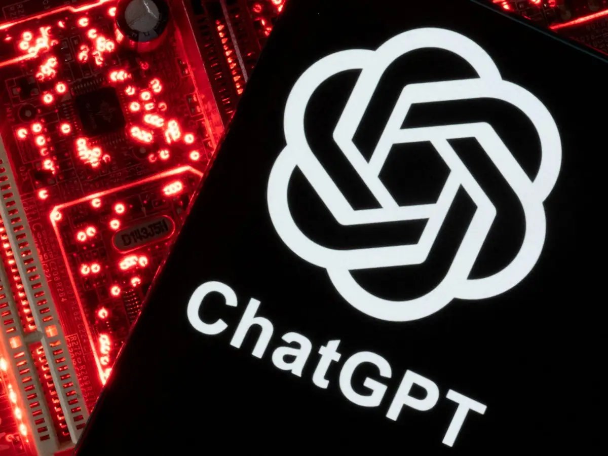 Tech_stratu5's tweet image. OpenAI&apos;s exec says embracing AI in education is key-students need to learn coding and AI tools to boost creativity, critical thinking, and prepare for future careers. businessinsider.com/openai-educati…