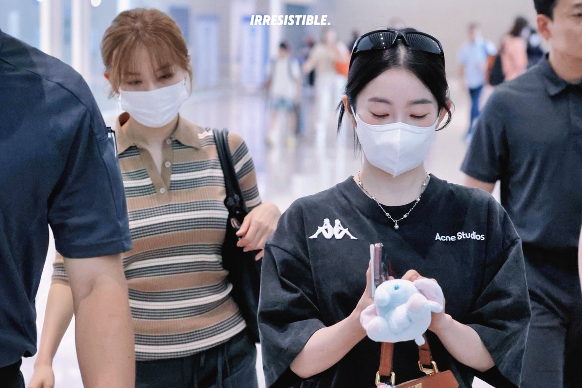 IRRESISTIBLE_IS's tweet photo. 250802 Departure🛫

#IRENE #SEULGI 
#아이린 #슬기 https://t.co/ChIwkldqWh