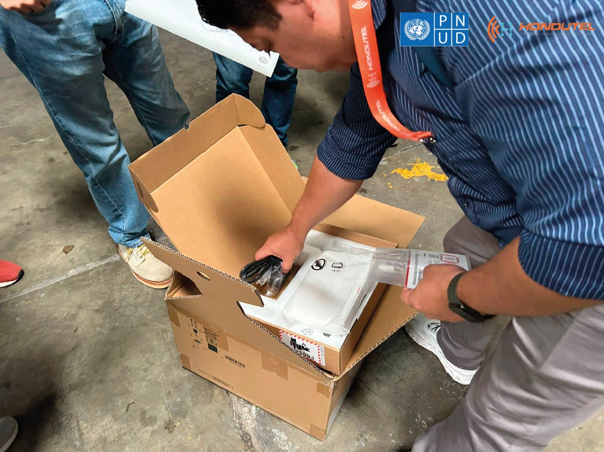 elpulsohn's tweet photo. #RescateHONDUTEL | Hemos comenzado a recibir equipos de última generación que potenciarán nuestras modernas redes de fibra óptica.

Esta inversión estratégica busca asegurar la mejora continua de los servicios que ofrecemos. Con esta nueva tecnología, optimizaremos la velocidad, estabilidad y calidad de la conexión, respondiendo a las crecientes demandas de nuestros clientes corporativos y residenciales.

Pronto, los beneficios de esta modernización se traducirán en un servicio mucho más eficiente y confiable para todos. 

En HONDUTEL, estamos firmemente comprometidos con el futuro de las telecomunicaciones en Honduras y con brindarte la mejor experiencia.

Agradecemos al Programa de las Naciones Unidas para el Desarrollo PNUD en Honduras por su invaluable apoyo y gestión integral en la adquisición de estos equipos.