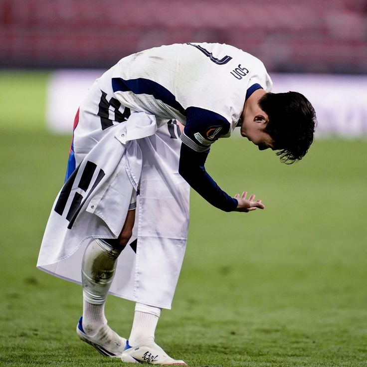 weaverglass's tweet photo. mira si vas a ser el futbolista más bueno y puro de corazón para quedarte con el club de tu vida hasta lograr lo más deseado, sin bajar los brazos, sin polémicas, solo futbol y amor por el escudo. Te amo Son Heung Min gracias por cada grito, cada ilusión y cada festejo https://t.co/VJBa6XqU5V