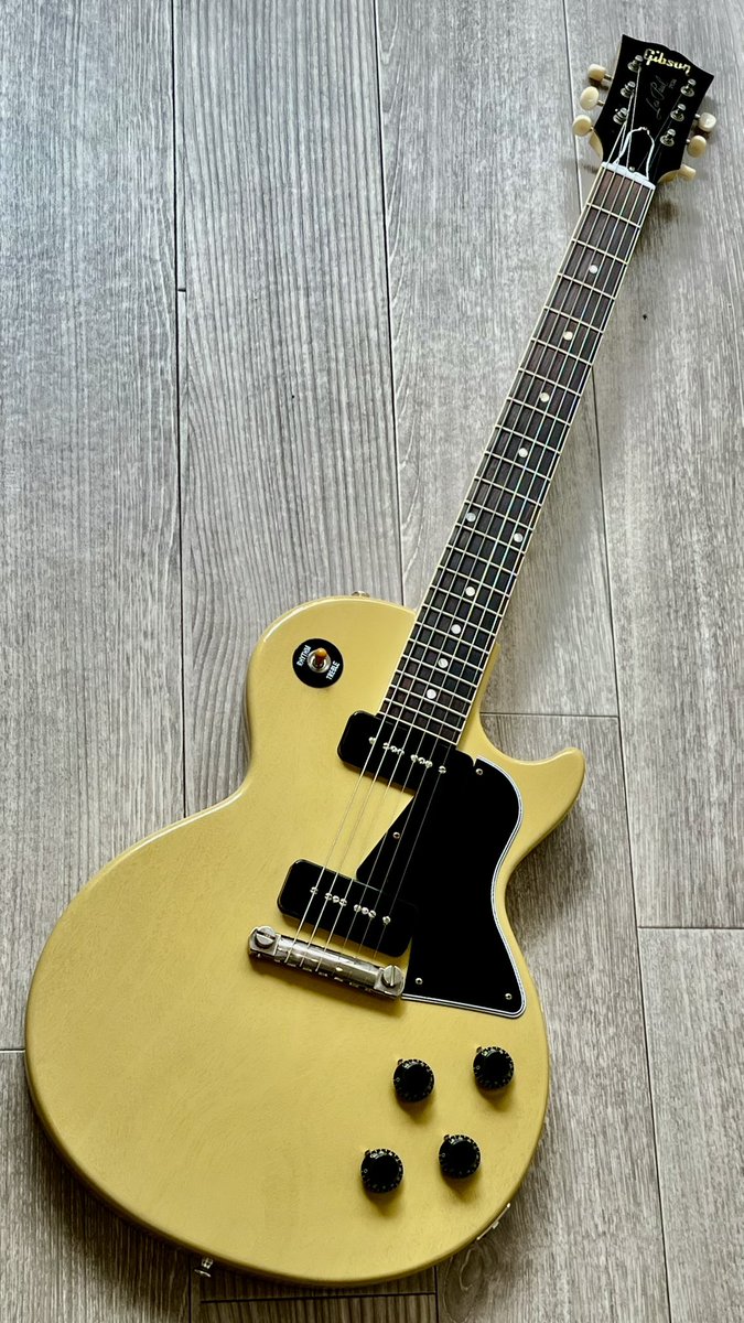 45_mellow's tweet photo. Gibson Custom Shop
1957 Les Paul Special Single Cut Reissue VOS TV Yellow

ついに購入しました！
ずっと欲しかったギターなので感慨
深い…

白っぽいイエローが最高！

#mynewgear 
#gibson https://t.co/80DfrhA5fG