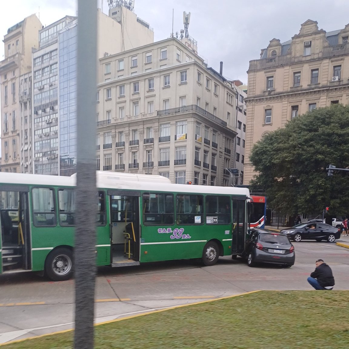 CiudadDeBondis's tweet photo. #Ayer chocó el coche #217 de la #Linea33 a la salida de Av. La Rabida frente a Casa Rosada contra un auto
📸#AportesCDB https://t.co/FfIHO4HhTn