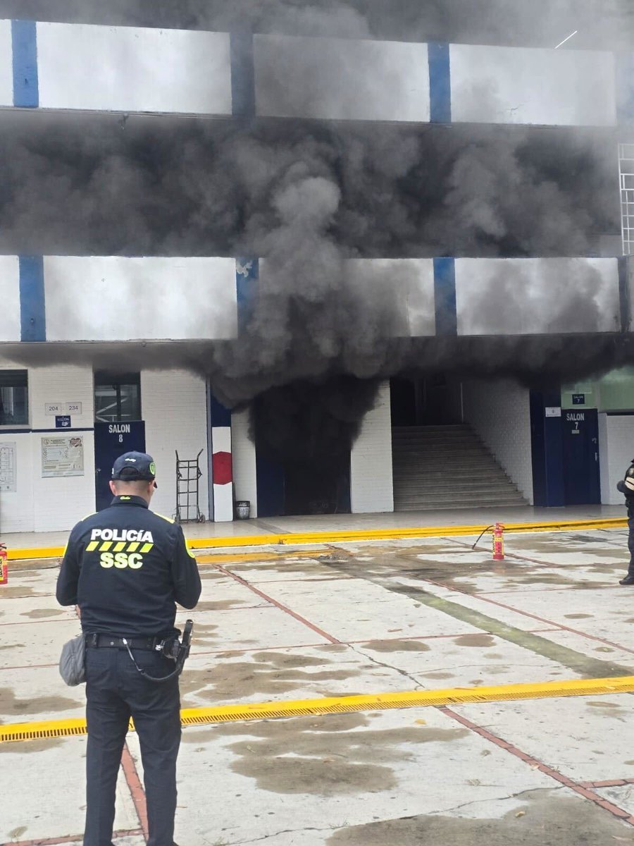 AztecaNoticias's tweet photo. #LoÚltimo | Un incendio en el taller de carpintería de un plantel educativo movilizó a servicios de emergencia en la colonia Pueblo de #Axotla, alcaldía #ÁlvaroObregón.
Bomberos controlaron el fuego rápidamente, al momento se desconoce lo que originó el fuego. No hay personas lesionadas.