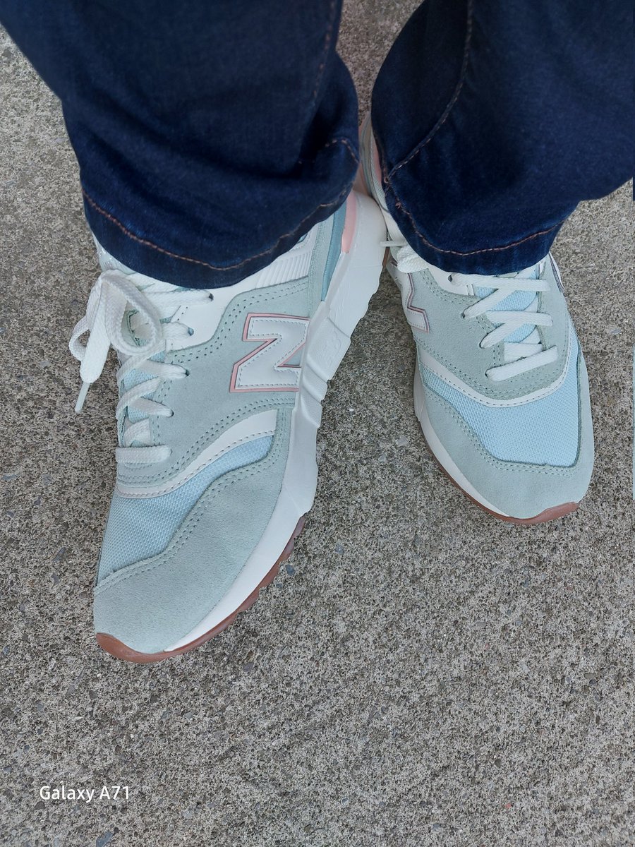 The weekend is here!!! Have a great one, friends!!!🌞👟😎 #FIREFRIDAYS