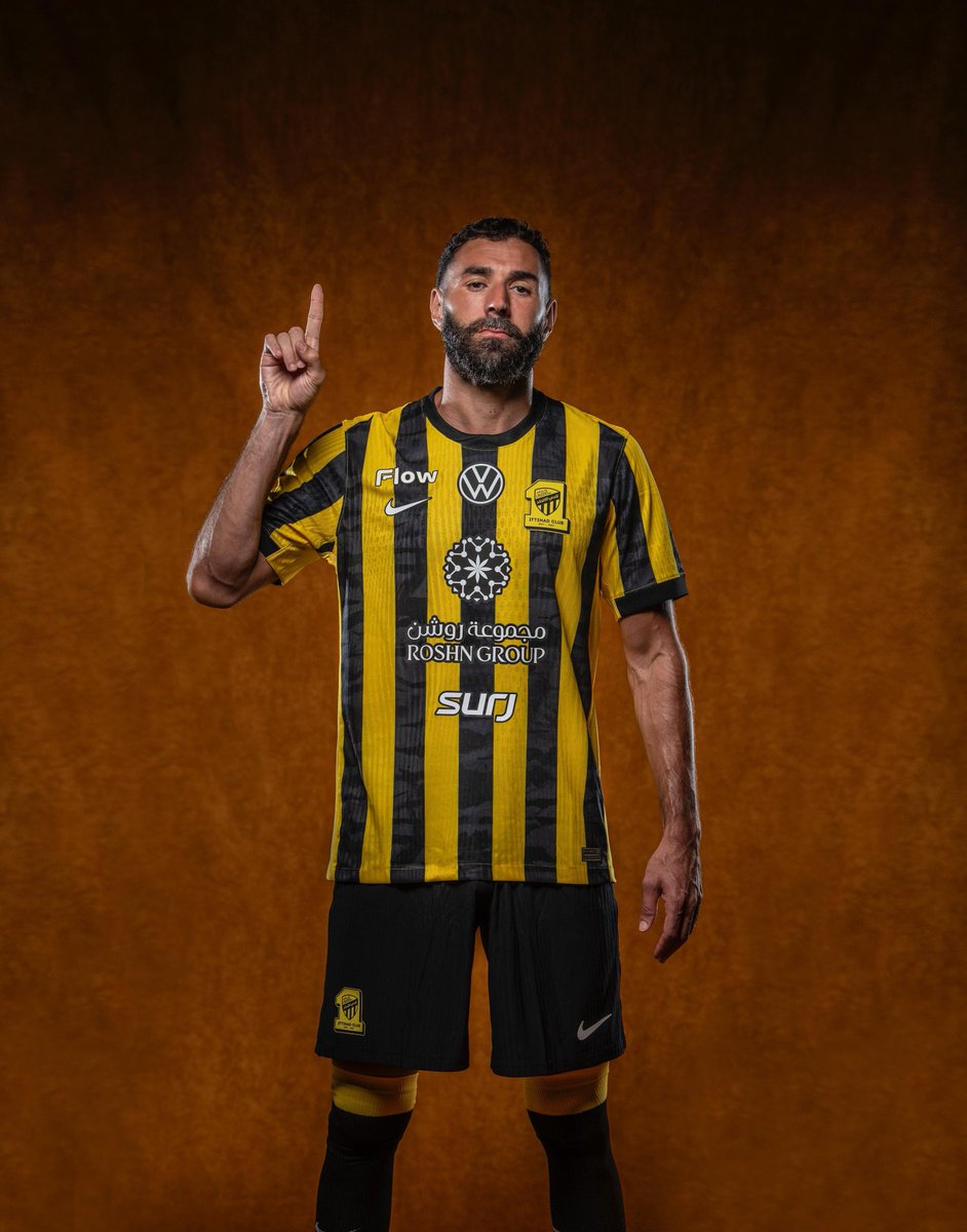 ما عندي مشكلة بأن الطقم يكون كلاسيكي لكن ليه الحركات البدائية ذي بالأكمام ؟ وتفاصيل الخيوط ؟

شيء مخيب جدا من نايك صراحه