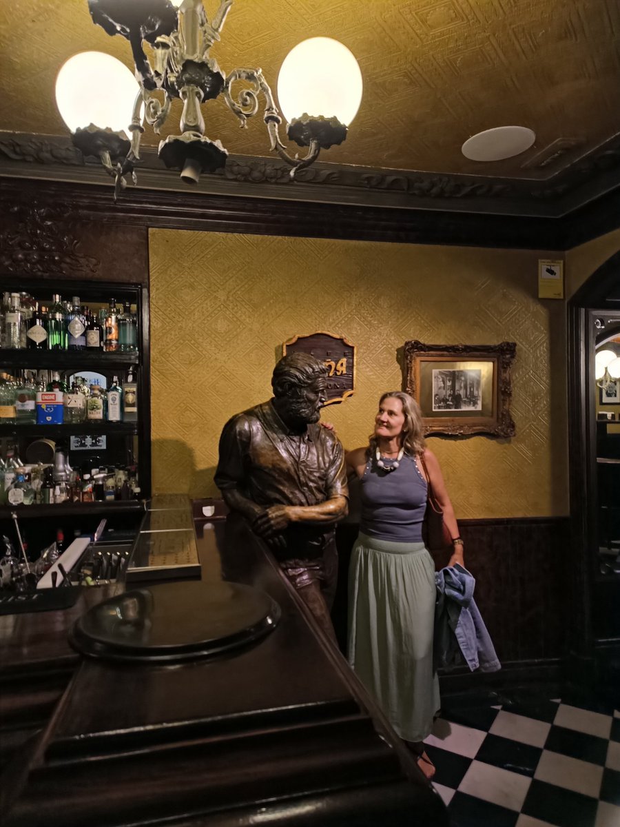 La calle Estafeta, San Nicolás, la farmacia de la calle Mercaderes y Hemingway en la barra del café Iruña, es Pamplona, Navarra, pura locura, distinto, singular, coraje y corazón.