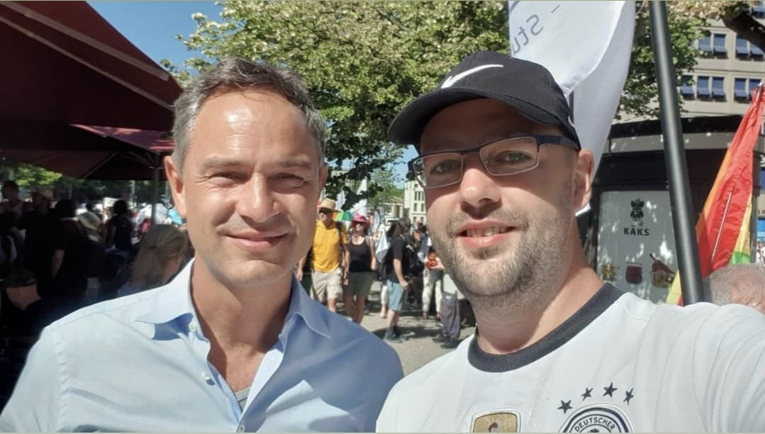 01.08.2020 Berlin

Sitze gerade gemütlich in #Berlin und mußte daran denken, daß ich mittlerweile das sechste Jahr in Folge am ersten Samstag im August in Berlin bin.

2020 habe ich eine ganz besondere Person getroffen 😁

#AUGUST2020 #QUERDENKEN #WirWarenMillionen