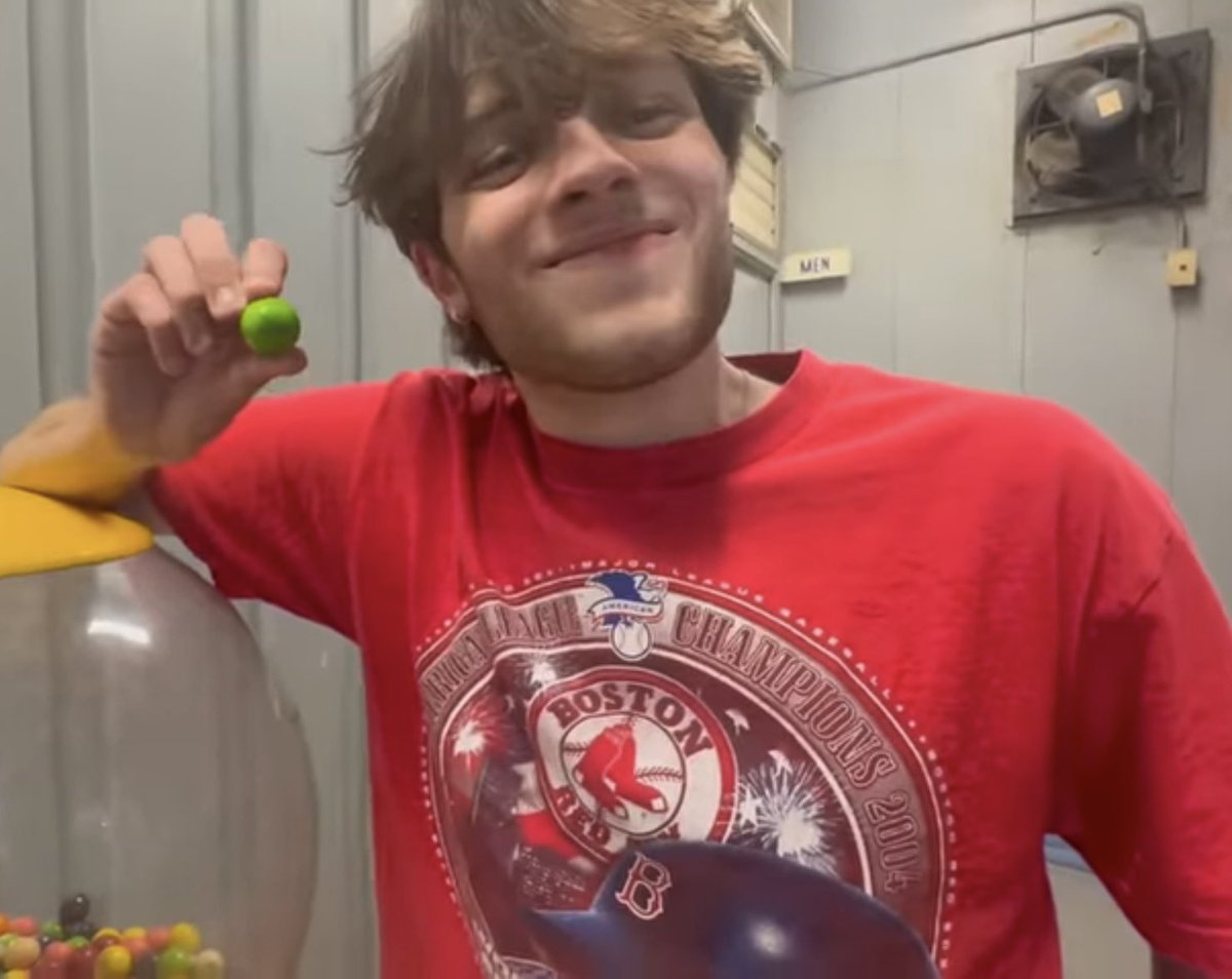 sturngenius's tweet photo. if u hate him u will d1e and go to hell. https://t.co/TnDeTGIIw8