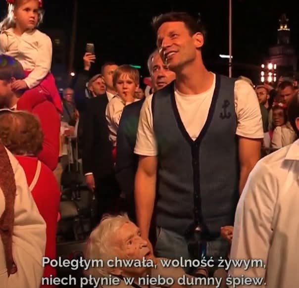 teresaglenc's tweet image. Ogromna klasa! 👏 Tomasz Wolny, choć niedopuszczony przez TVP do prowadzenia koncertu &quot;Warszawiacy śpiewają (nie)zakazane piosenki&quot;, towarzyszył Powstańcom podczas tego koncertu! 🇵🇱