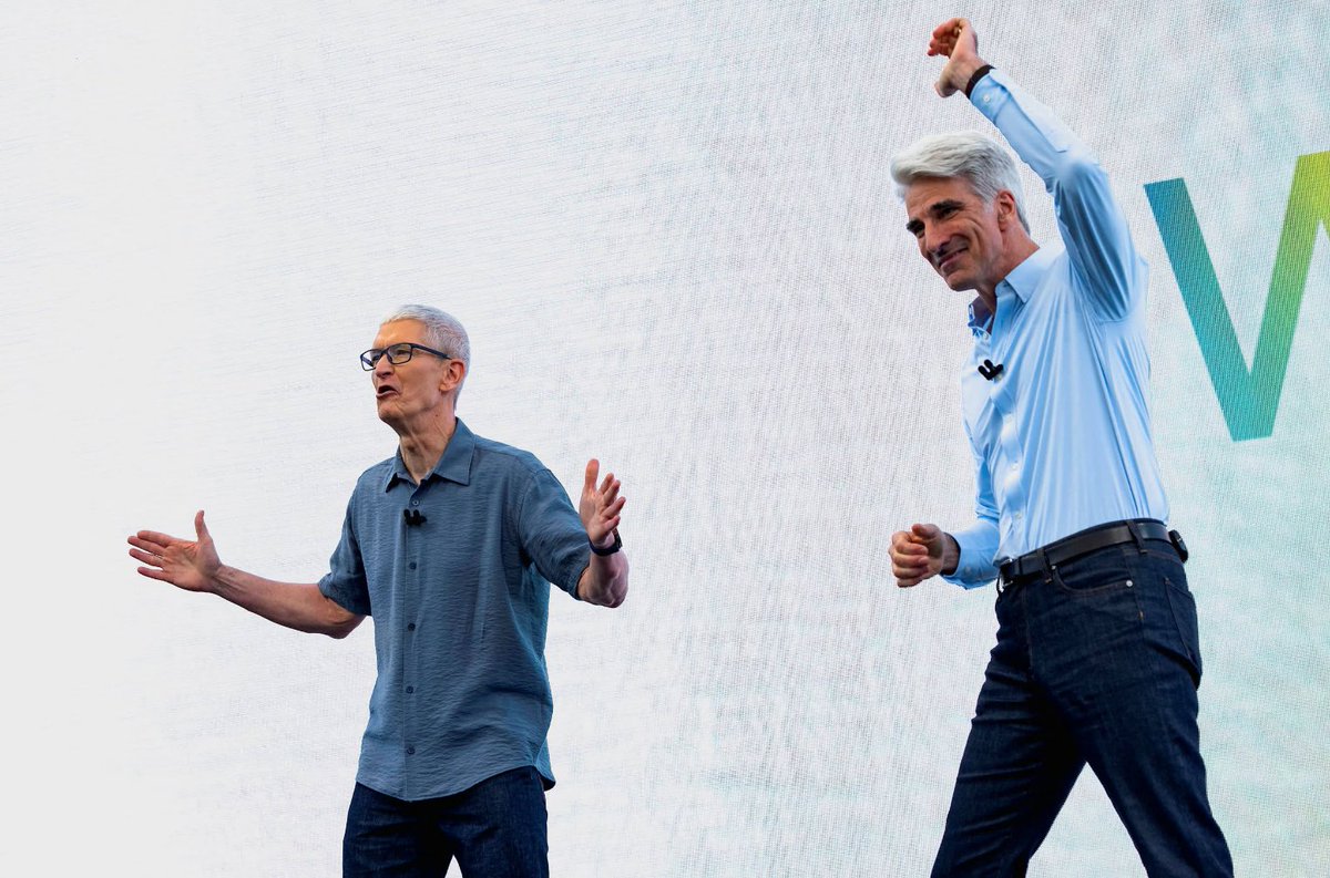 jaciTech's tweet image. Most people upgrade iPhones only when absolutely necessary, as new AI features aren't a huge draw yet. Could Apple fall behind while Google leaps ahead with generative AI? cnbc.com/2025/07/30/app…