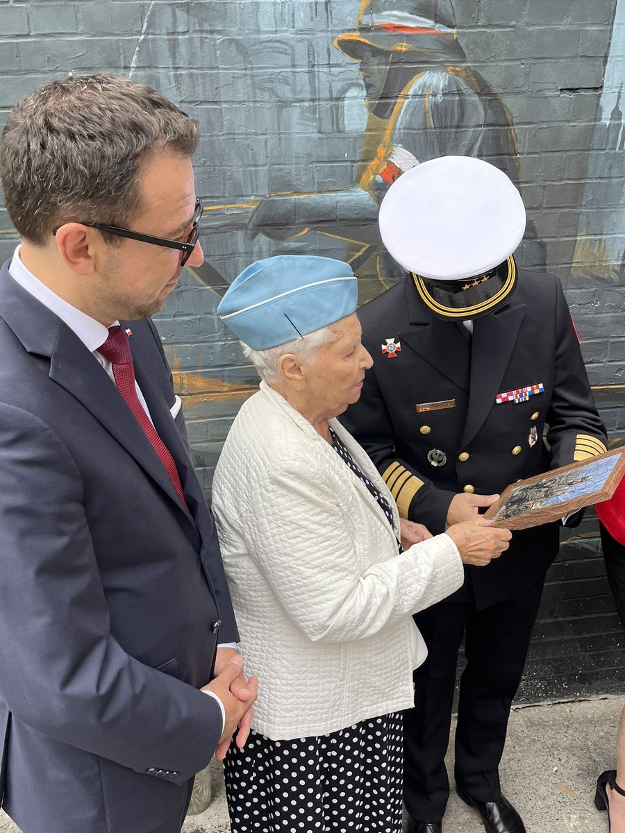 Polish Consulate NYC 🇵🇱 (@plinnewyork) on Twitter photo 🇵🇱 81 years since the Warsaw Uprising. At “W” Hour in Greenpoint, sirens rang out and the 🇵🇱 flag was raised in tribute.
Special thanks to <a href="/PolishSlavicFCU/">Polish & Slavic FCU</a> for a moving ceremony and for keeping history alive beyond Poland’s borders.
Honor and glory to the Heroes! 🇵🇱 81 years since the Warsaw Uprising. At “W” Hour in Greenpoint, sirens rang out and the 🇵🇱 flag was raised in tribute.
Special thanks to <a href="/PolishSlavicFCU/">Polish & Slavic FCU</a> for a moving ceremony and for keeping history alive beyond Poland’s borders.
Honor and glory to the Heroes!