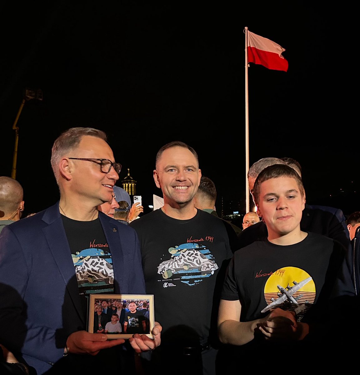 A tu jeszcze ładna historia. W ramce zdjęcie w tym samym składzie – <a href="/AndrzejDuda/">Andrzej Duda</a> i <a href="/NawrockiKn/">Karol Nawrocki</a> z Synem, kiedy kilka lat temu spotkali się na „(nie) zakazanych piosenkach”.