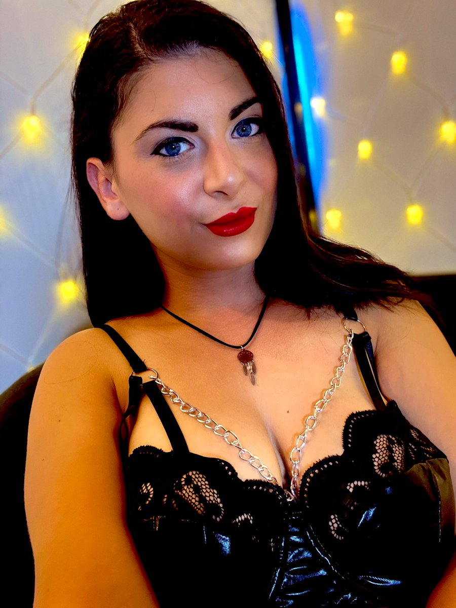 kinkyzarah's tweet photo. 🔥
Just dropped my Spicy Saturday Starter Pack — 2vids &amp; 5 flirty pics for just $25 💋
First 5 get a cheeky voice moan on top 😏
DM me “TEASE ME” to claim 💦
#KinkyZarah #SpicySaturday #NSFW #OnlyFlirts https://t.co/hVz26Gg2ls