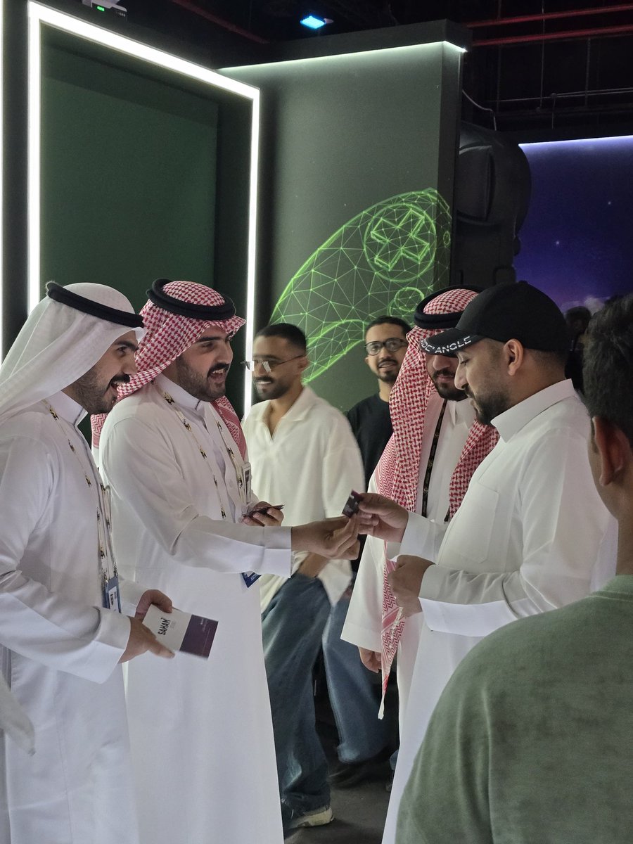 تشرفنا بزيارة رائد مشواح <a href="/Raedxx11/">RAED</a> من فريق <a href="/TeamFalconsGG/">Team Falcons</a> لجناح أستديو سهم في قسم الألعاب السعودية في كأس العالم للرياضات الإلكترونية، وسعدنا بإطلاعه على لعبتنا القادمة Tangles 2 وعلى مشاريع الأستديو 💚💜