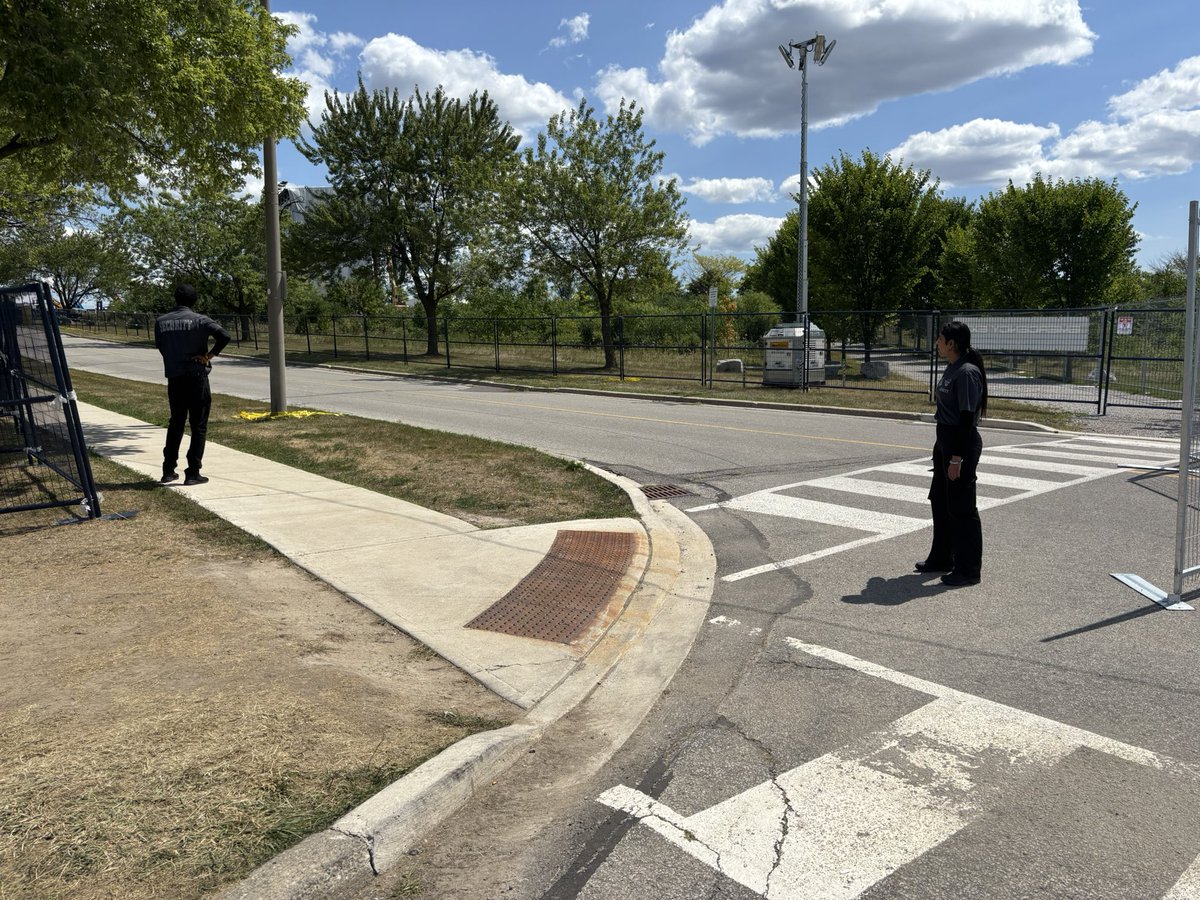 The_Dabbler's tweet photo. @ParCKDownsview why is public park area being closed to the public? Security is calling the a private area. I call bull$@@@ @VELDFest @LiveNation isn’t supposed to take away public access on public streets. @CP24 @ParksCanada @OntarioParks @cityoftoronto @CityNewsTO @ombudsmanTO https://t.co/qTP9Aou66Z