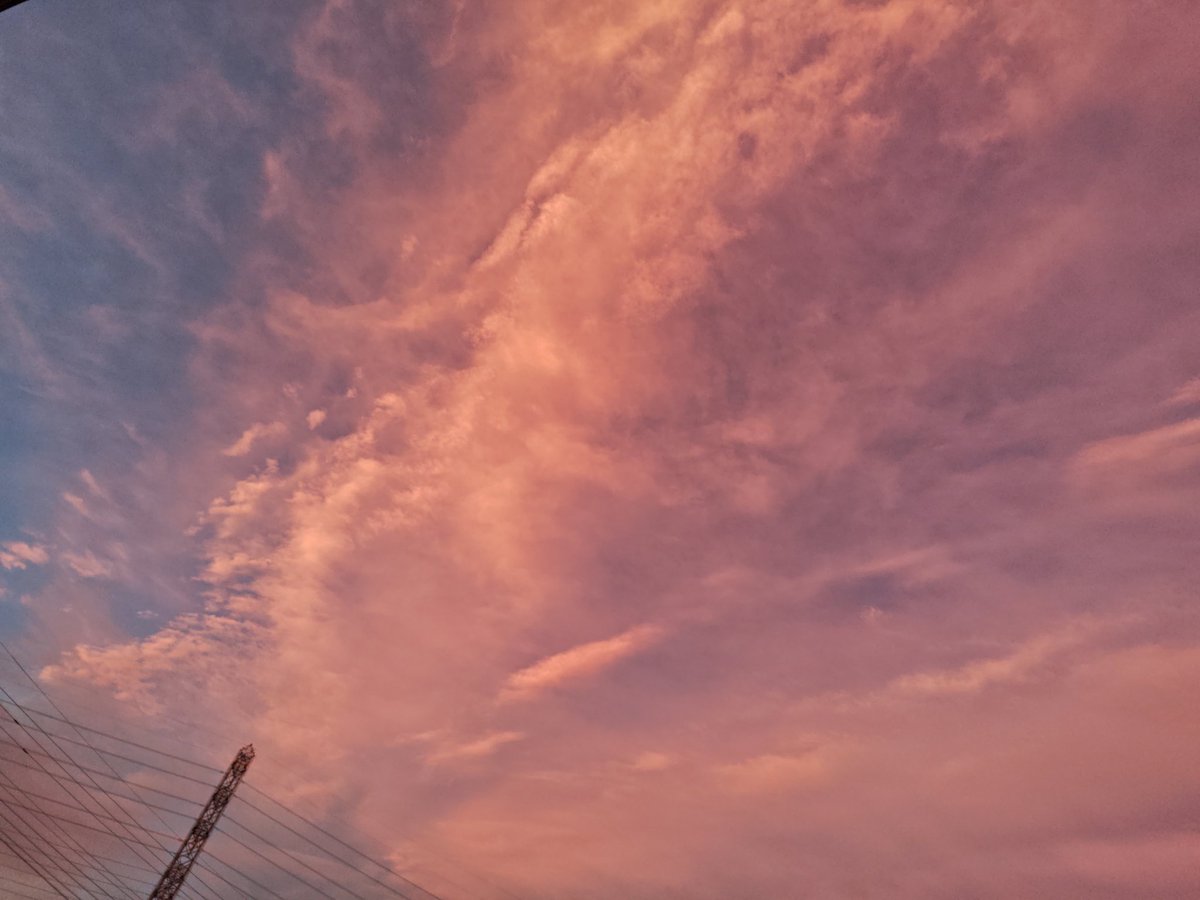 Tillan999's tweet photo. 昨日の夕方の空が狛恋みたいな色だった https://t.co/T8cPn47bgI
